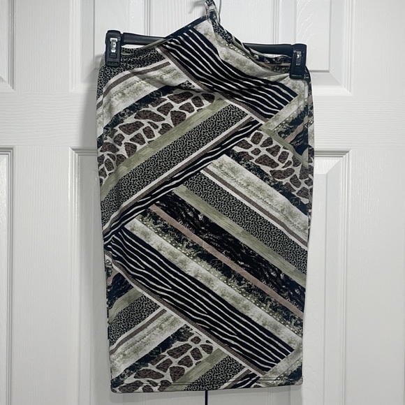 Woman’s Skirt Set - Large - Picture 3 of 6